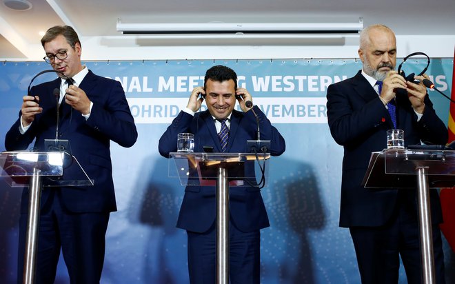 Srbski predsednik Aleksandar Vučić (levo), makedonski predsednik vlade Zoran Zaev (v sredini) in njegov albanski kolega Edi Rama so do leta 2019 ustanovljeno pobudo &raquo;mini schengen&laquo; preimenovali v Open Balkan in sklenili tri sporazume. Foto: Ognen Teofilovski/Reuters