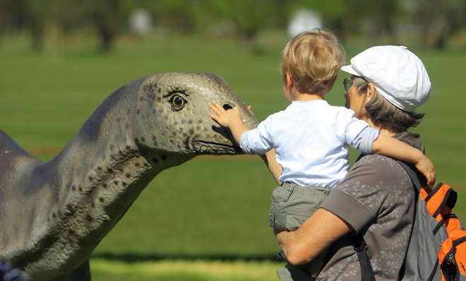Tudi preko dinozavrov je otroke mogoče podučiti o nastanku novega življenja. Razen, če si malček stvari predstavlja po svoje. FOTO: Leon Vidic