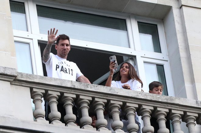 Lionel Messi in Antonella sta takole pomahala navijačem iz pariškega hotela Royal Monceau Hotel. FOTO: Yves Herman/Reuters