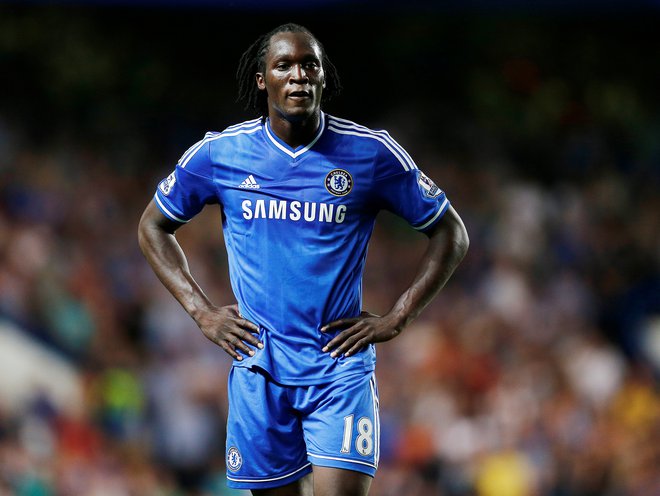 Romelu Lukaku je takole pred sedmimi leti nosil Chelseajev dres, zdaj se vrača na Stamford Bridge. FOTO: Andrew Couldridge/Reuters