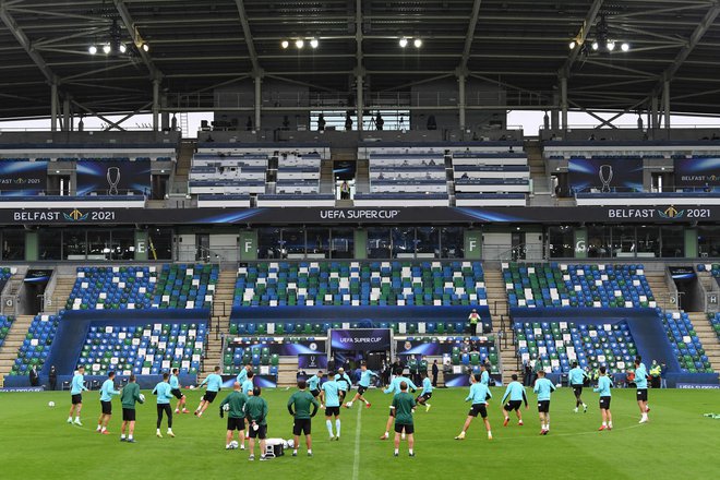 Nogometaši Villareala, ki so se takole zbrali na treningu v Belfastu, bodo poskusili presenetiti Chelsea. FOTO: Paul Ellis/AFP