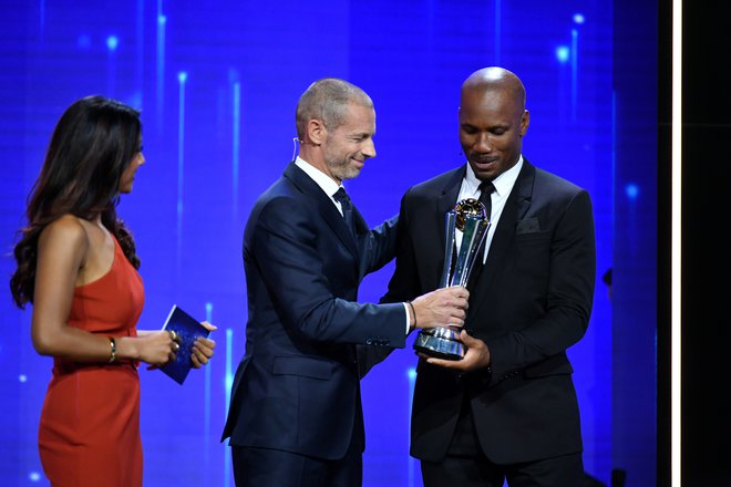 Didier Drogba in Uefin predsednik Aleksander Čeferin med lanskim žrebom skupin lige prvakov v Ženevi. FOTO: Reuters