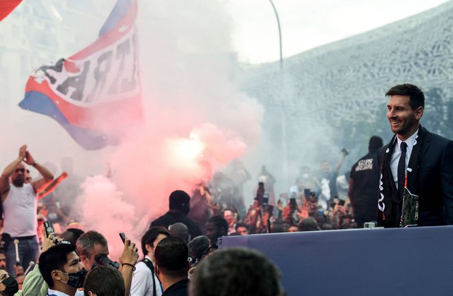 Messija so pred pariškim štadionom pozdravili glasni navijači. FOTO: Bertrand Guay/Afp
