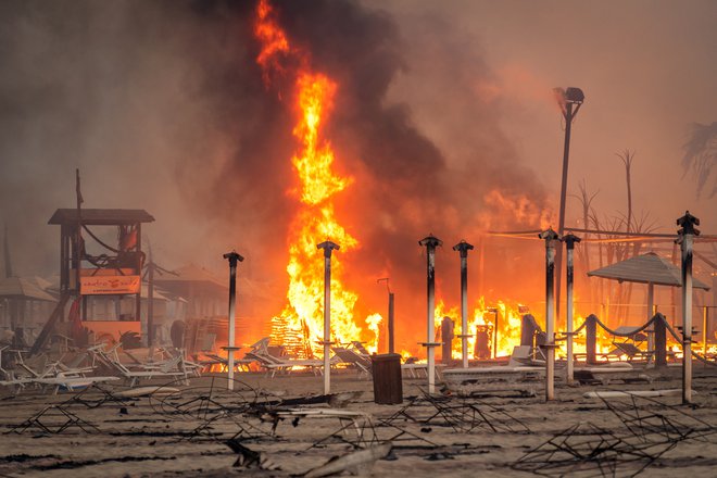 Na italjianskem otoku zaradi hude pripeke divjajo požari. FOTO: Roberto Viglianisi Via Reuters