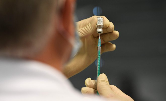Medicinska sestra je namesto cepiva ljudem vbrizgavala fiziološko raztopino. FOTO: Thomas Kienzle/AFP