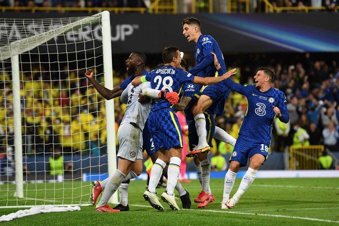 Nogometaši Chelseaja so se takole veselili zmage v dvoboju za superpokal UEFA. FOTO: Paul Ellis/AFP