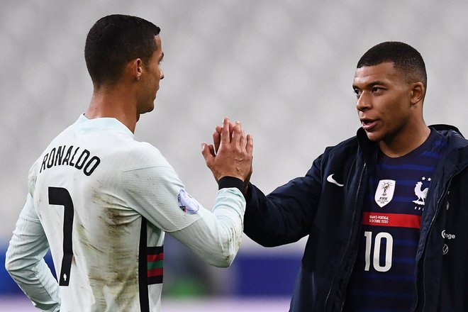 Mbappe (desno) in Ronaldo po lanski tekmi lige narodov. FOTO: Franck Fife/Afp