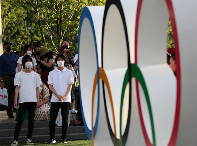 V torek, ko je nastala fotografija, je bilo pred olimpijskim štadionom v Tokiu še vse mirno. FOTO: Kim Kyung-hoon/Reuters
