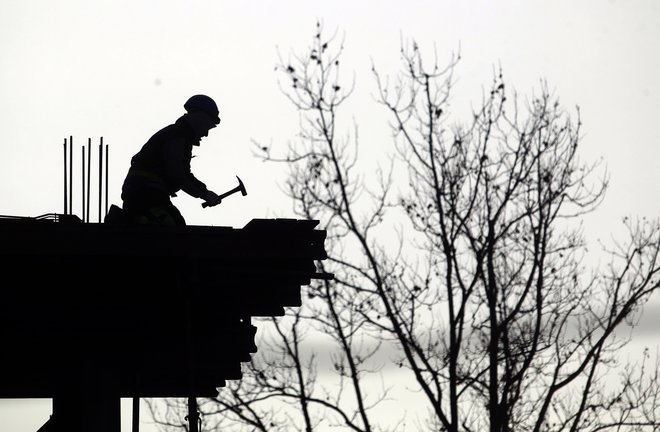 Za kaznivo dejanje kršitev temeljnih pravic delavcev sta predvideni zaporna kazen do petih let in denarna kazen. FOTO: Roman Šipić/Delo