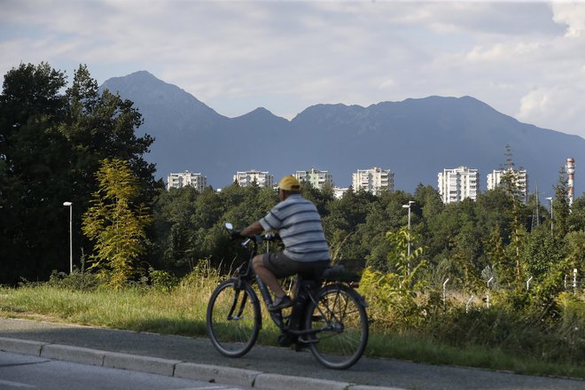 Tretje največje stanovanjsko naselje v Sloveniji še vedno raste. Fotografiji Leon Vidic