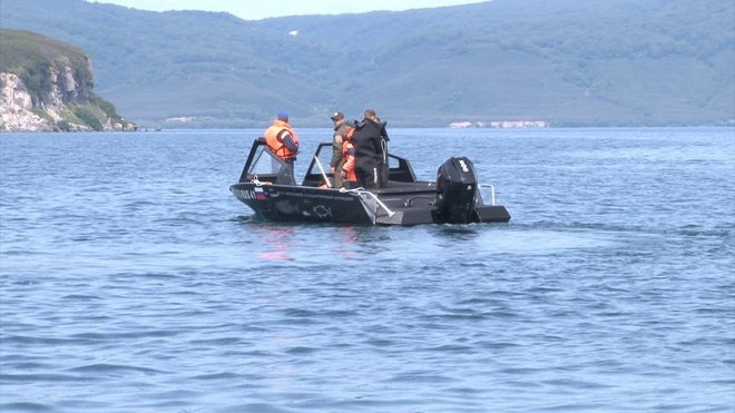 Operacija po strmoglavljenju helikopterja v Kurilsko jezero. FOTO: Rusko ministrstvo za nesreče/Reuters