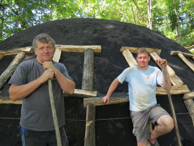 Janez in Andraž Medved ob oglarski kopi. FOTO: Bojan Rajšek/Delo