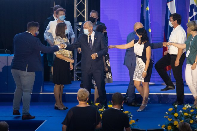 Janez Janša je udaril po mizi in ustavil notranje spore zaradi kadrovanj generalnega sekretarja stranke. FOTO: Voranc Vogel/Delo