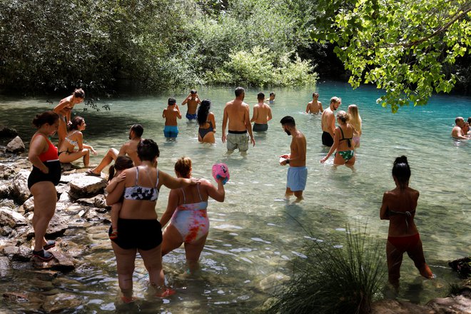 Turisti v Španiji se te dni hladijo v jezeru. FOTO: Jon Nazca/Reuters