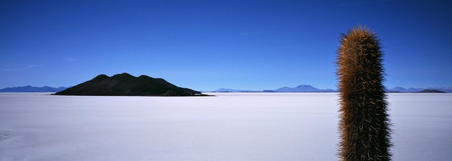 Med iskanjem najtišjih krajev tega planeta, kjer se človek usmeri navznoter namesto navzven in se znova poveže s seboj, ga je pritegnila tudi bolivijska slana puščava Salar de Uyuni. FOTO: Matjaž Krivic