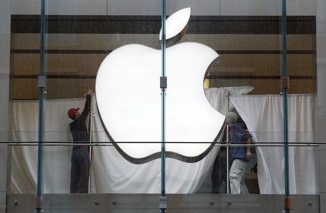 Prek posebnega orodja bo Apple fotografije preverjal. V resnici jih nihče ne bo gledal, dokler ne bo sistem nekajkrat zaznal sporne vsebine in bo o tem obvestil človeške moderatorje. FOTO: Brian Snyder/Reuters