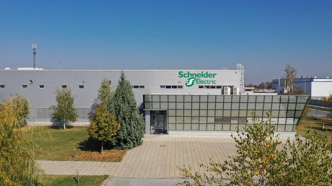 Schneider Electric uporablja tehnologije, ki jih izdeluje, tudi v lastni praksi &ndash; na primer v pametni tovarni v Plovdivu v Bolgariji. FOTO: Schneider Electric