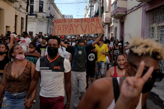 Številni med tistimi, ki so šli 11. julija na ceste, so še vedno za rešetkami. FOTO: Alexandre Meneghini/Reuters