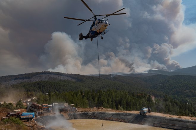 Helikopter med pripravami na gašenje gozdnega požara v bližini edine turške jedrske elektrarne Foto Yasin Akgul/AFP