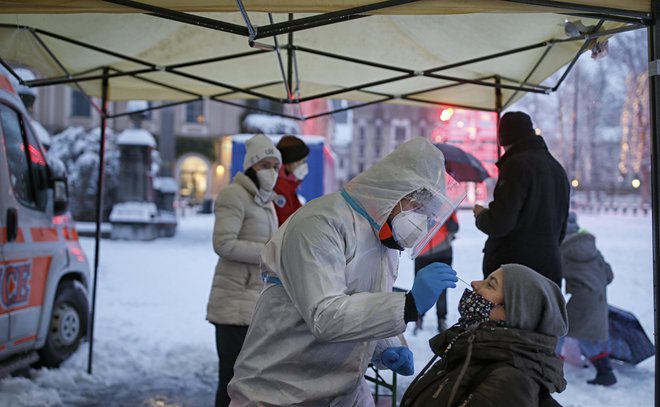 Test je veljaven le, če je narejen na podlagi brisa nosne sluznice. Foto: Blaž Samec/Delo