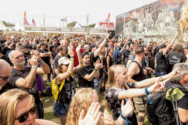 Z blažitvijo ukrepov odpirajo vrata tudi veliki festivali. Na rock in metal festivalu Alcatraz v belgijskem Kortrijku konec tedna pričakujejo več kot 30.000 udeležencev. Vsi morajo imeti potrdilo PCT. FOTO: James Arthur Gekiere/AFP