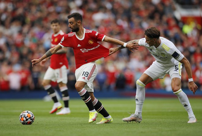 Bruna Fernandesa igralci Leedsa niso mogli zadržati niti z vlečenjem za majico. FOTO: Phil Noble/Reuters