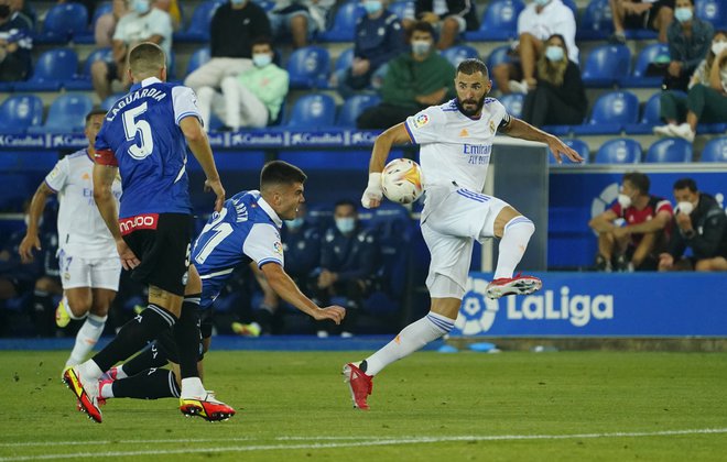 Karim Benzema (desno) med dvobojem v Vitorii. FOTO: Vincent West/Reuters