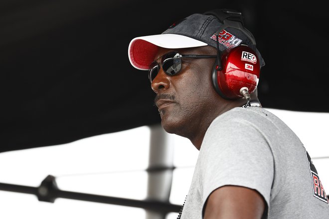 Michael Jordan je poleg tega, da je uspešen na poslovnem področju, tudi športni navdušenec. V teh dnevih uživa v spremljanju avtomobilističnih dirk v NASCAR, v katerem sodeluje s svojim moštvom 23XI Racing. FOTO: Jared C. Tilton/AFP