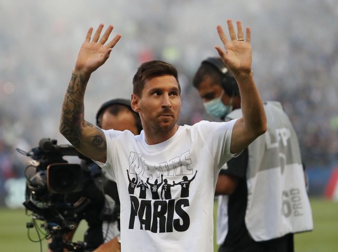 Lionel Messi osrečuje tudi košarkarskega genija. FOTO: Sarah Meyssonnier/euters