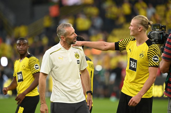 Erling Haaland (desno) je za novo sezono v Dortmundu združil moči s trenerjem Marcom Rosejem (levo), s katerim ga vežejo tudi spomini na Salzburg. FOTO: Ina Fassbender/AFP