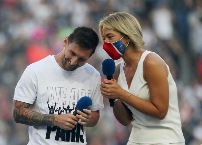 Messi je z mikrofonom v roki nagovoril navijače pred tekmo s Strasbourgom. FOTO: Sarah Meyssonnier/Reuters