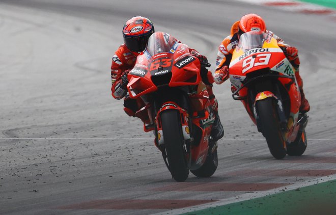 Francesco Bagnaia in Marc Marquez. FOTO: Borut Zivulovic/Reuters