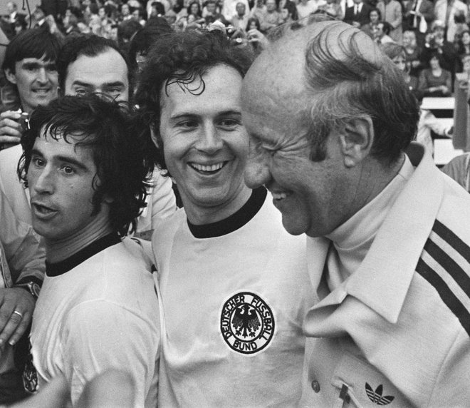 Gerd Müller, Franz Beckenbauer in selektor Helmut Schön po zmagi na svetovnem prvenstvu leta 1974. Foto Wikipedia