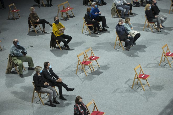 Novi odlok o začasni omejitvi ponujanja kulturnih storitev končnim uporabnikom v Sloveniji na javnih kulturnih prireditvah znova uvaja uporabo zaščitnih mask. Izjema so nastopajoči. FOTO:&nbsp;Jure Eržen/Delo