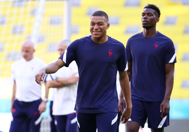 Zvezdnika francoske reprezentance Kylian Mbappe in Paul Pogba sta prijatelja, ki se približujeta skupnemu cilju: da bi igrala za Real Madrid. FOTO: Kai Pfaffenbach/Reuters