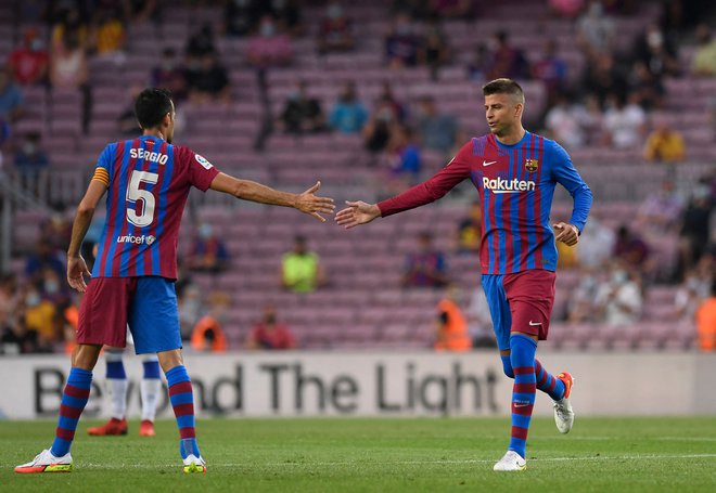 Gerard Pique (desno) in Sergio Busquets sta otroka Barcelone in sta vodji v slačilnici in na igrišču. FOTO: Josep Lago/AFP