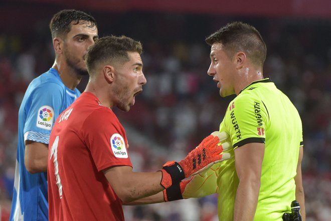 Luca Zidane (levo) s svojim pojasnilom ni uspel prepričati glavnega sodnika Isidra Díaza v Sevilli. FOTO: Cristina Quicler/AFP