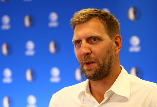 Dirk Nowitzki (na fotografiji) je novinarsko konferenco Dallasa v Ljubljani spremljal iz prve vrste. Foto Borut Živulović/Reuters