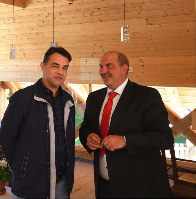 Ivana Kendo (na fotografiji levo) je za direktorja občinske uprave javno podprl lastnik Eko resorta Matjaž Zorman (desno). Foto Facebook