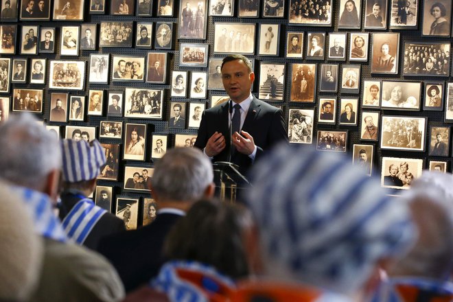 Poljski predsednik Andrzej Duda (na fotografiji ob obletnici osvobotive Auschwitza) pravi, da se je s sprejetjem zakona končalo obdobje pravnega kaosa, privatizacijskih mafij in pomanjkanja spoštovanja temeljnih pravic poljskih državljanov. FOTO: Kacper Pempel/Reuters