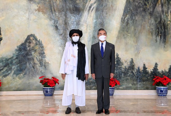 Kitajski zunanji minister Wang Yi (desno) se je pred nekaj tedni v Tianjinu srečal z vodjo politične komisije afganistanskih talibskih mul Abdulom Ganijem Baradarjem. FOTO: Xinhua/Reuters