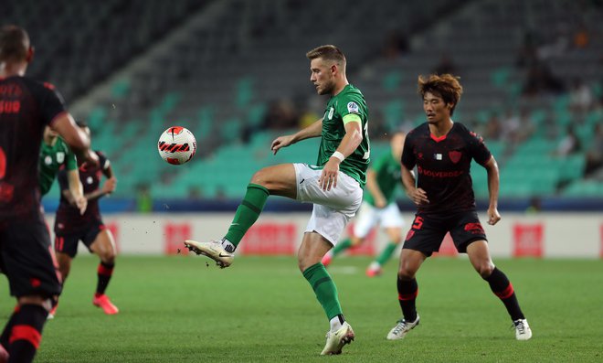 Olimpija še ni ujela forme, ki jo želi, a tudi njeni najmočnejši aduti so vse prej kot razigrani. Kapetan Timi Max Elšnik v igri ni dodana vrednost. FOTO: Blaž Samec/Delo