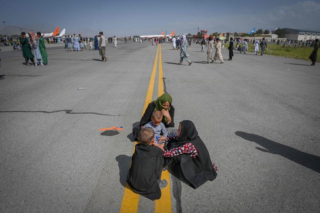 Od leta 2015 je prišlo v Evropo več kot pol milijona Afganistancev. Pričakovati je, da se bo s kaosom v Afganistanu okrepil tok čez Iran in Turčijo.
Foto Wakil Kohsar/AFP