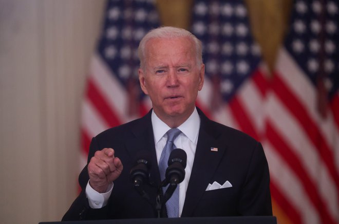 Kot je Joe Biden izpostavil v nagovoru državljanom, je bil kot predsednik ZDA v situaciji, ko je lahko nadaljeval z uresničitvijo dogovora, ki ga je s talibani sklenil že njegov predhodnik Donald Trump, ali pa bi se vrnili v vojno s talibani. FOTO: Leah Millis/Reuters