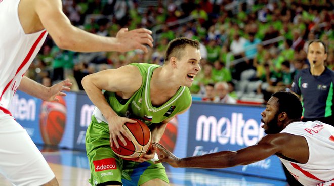 Jacob Pullen (desno), ki je takole pred leti oviral Klemna Prepeliča na tekmi med Slovenijo in Gruzijo, bo poslej nosil dres Cedevite Olimpije. FOTO: Roman Šipić/Delo