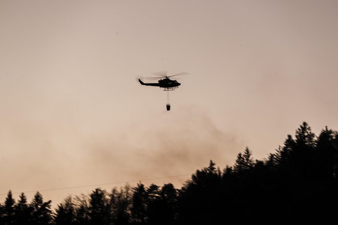 Helikopterji koristijo pri gašenju na nedostopnem terenu. FOTO: Uroš Hočevar/Delo