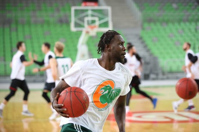 Mangok Mathiang še ni okreval po zlomu desne noge. FOTO: Cedevita Olimpija