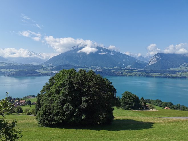 Pogled z balkona ob jutranji kavici; tudi od daleč je Niesen čudovit in skrivnosten. FOTO: Beti Burger