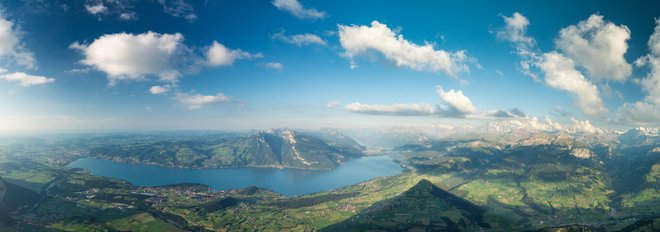 Panoramski pogled z gore Niesen na naselji Interlaken in Spiez FOTO: Shutterstock