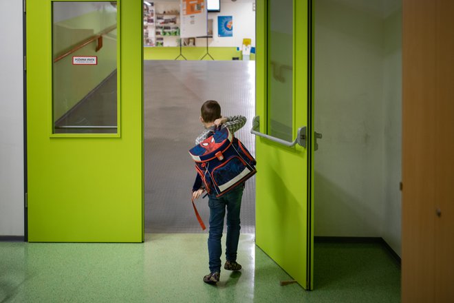 Konkretne odgovore, kakšen bo začetek novega šolskega leta, naj bi ravnatelji dobili prihodnji teden na konferenci na Brdu pri Kranju. FOTO: Voranc Vogel/Delo